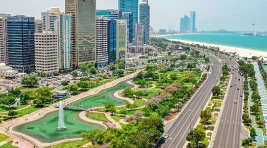 أبو ظبي تُحدِّث "القائمة الخضراء" لأماكن إعفاء الركاب من إجراءات الحجر الصحي عند الوصول
