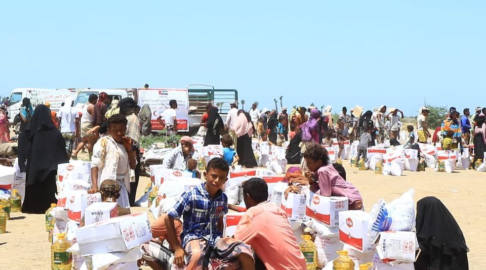 الإمارات تواصل تقديم المواد الإغاثية لأسر الساحل الغربي في اليمن