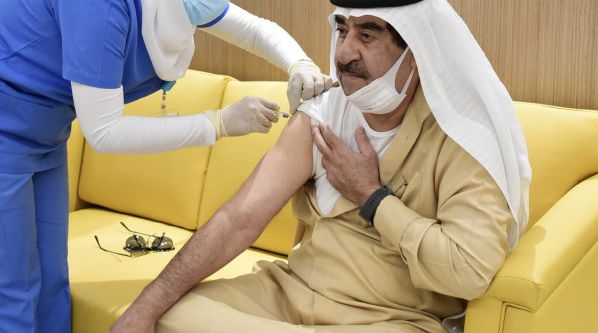 حاكم أم القيوين يتلقى تطعيم "كوفيد -19 "
