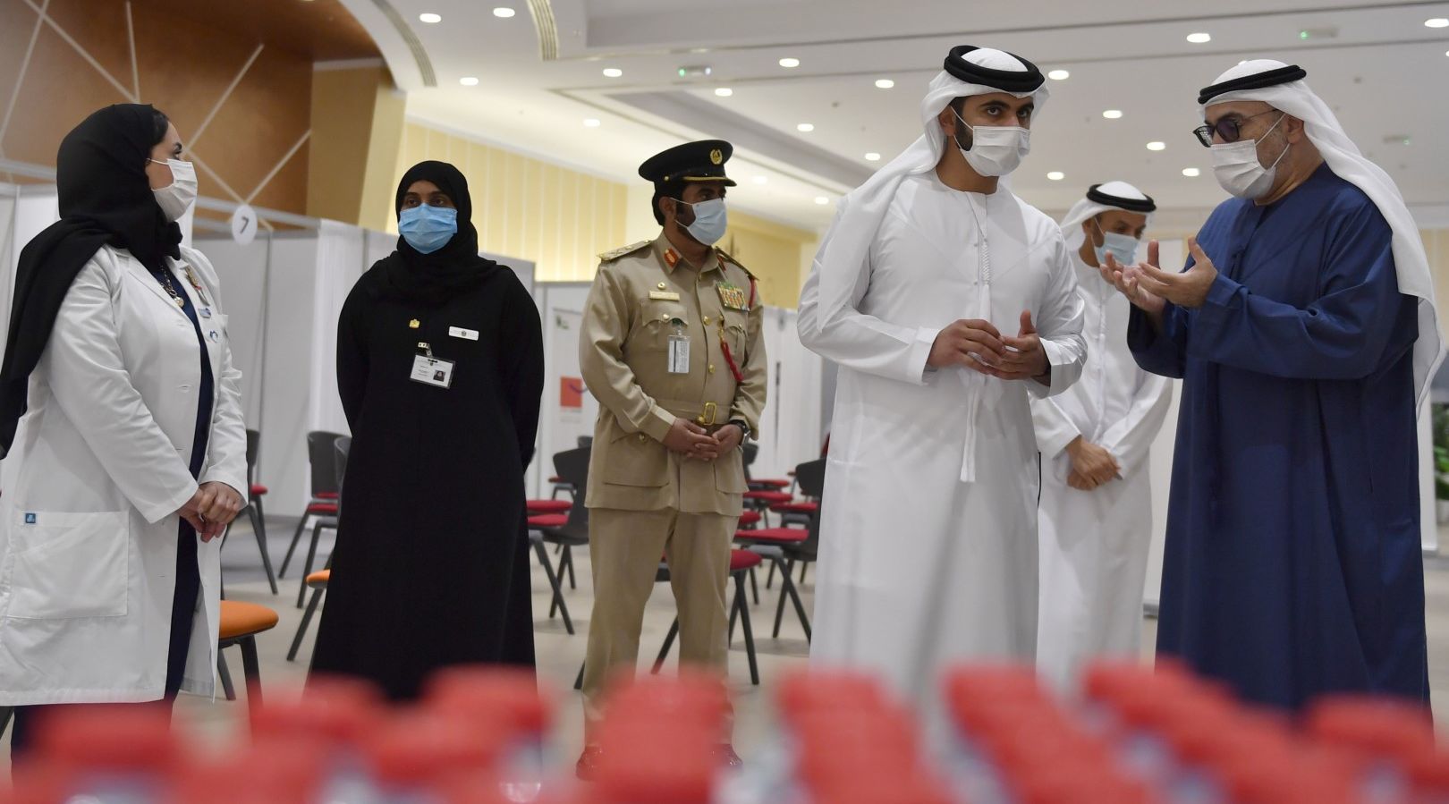منصور بن محمد يزور مراكز تطعيم فيروس كورونا في دبي ويحث أفراد المجتمع على التطعيم