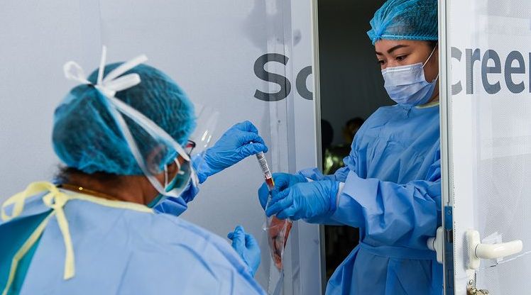 اختبار الكشف عن فيروس كورونا شرط لعودة حاملي الإقامات السارية المتواجدين خارج الدولة