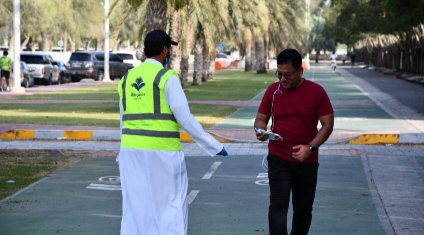 Abu Dhabi Police Initiative Distributes Masks And Gloves To Workers And Sport Practitioners