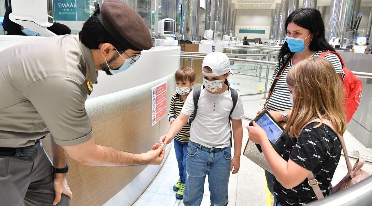 "إنهاء إجراءات دخول الفوج السياحي الروسي الأول القادم إلى الإمارات عبر مطارات دبي "