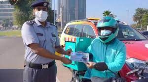 كوفيد في الإمارات العربية المتحدة: الشرطة تكافىء عمّال التوصيل على إلتزامهم بارتداء الكمامة
