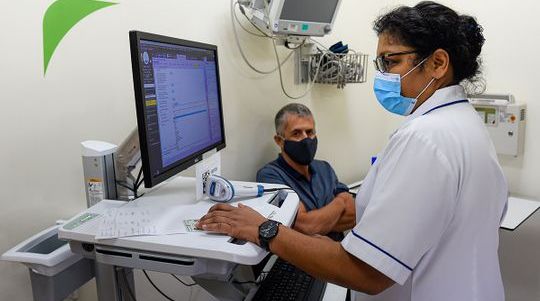 الإمارات تتصدر القائمة بأعلى معدل توزيع لقاحات ضد فيروس كورونا حتى الآن