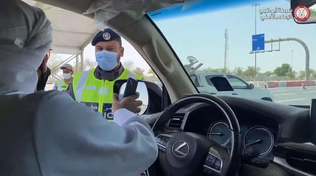 کورونا وائرس: ابو ظہبی پولیس دبئی بارڈر پر کار ریڈیو میں کوویڈ19 سے متعلق قوانین نشر کرے گی