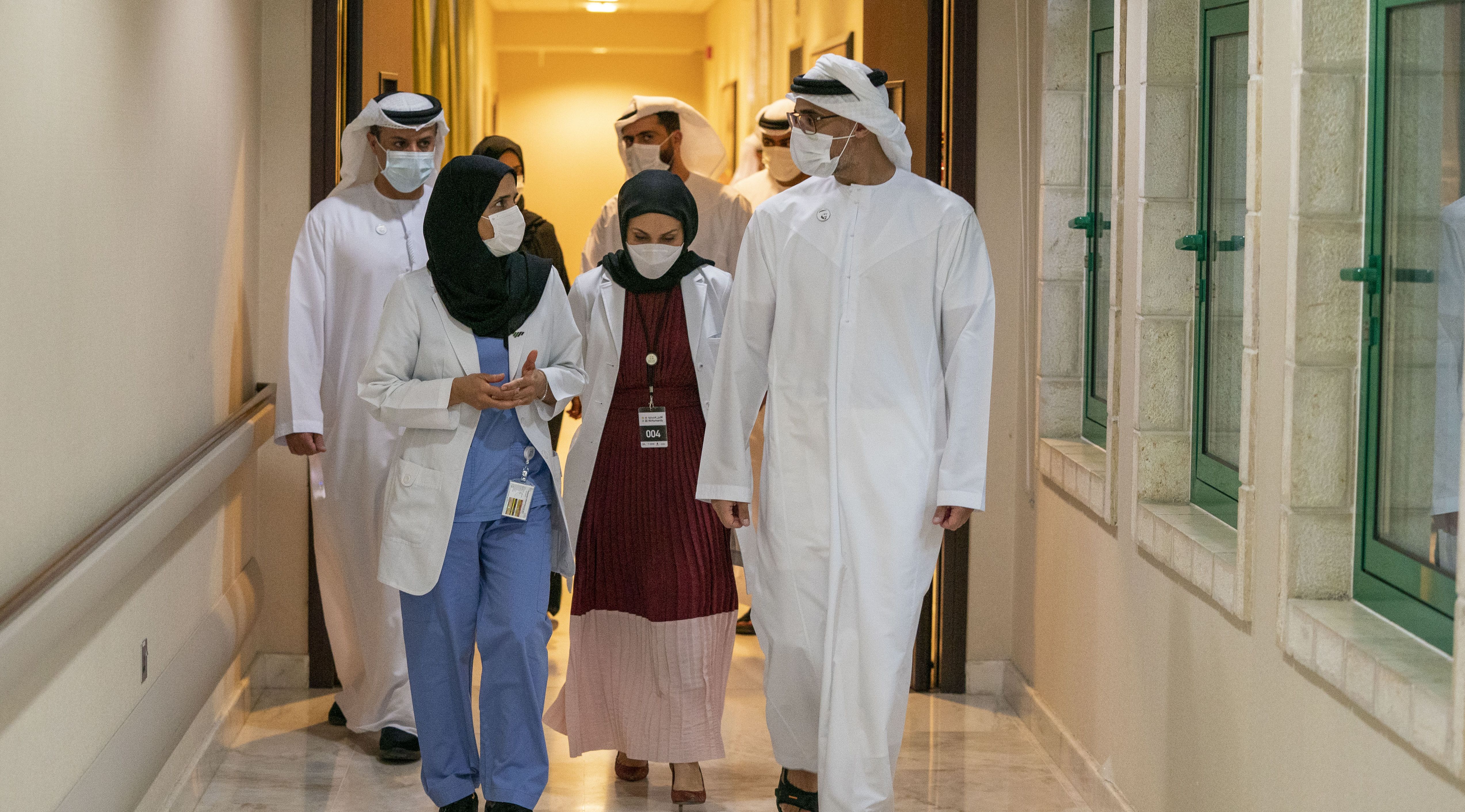 ابو ظہبی ایگزیکٹو آفس کے چیئرمین شیخ خالد بن محمد بن زید النہیان کو خلیفہ ہسپتال کے دورے کے دوران کوویڈ19 کی ویکسن لگائی گئی۔