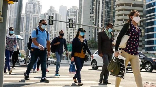 السلطات الإماراتية تعلن عدم وجود تغيير في قواعد ارتداء قناع الوجه مع استمرار مراقبة السلالات الجديدة