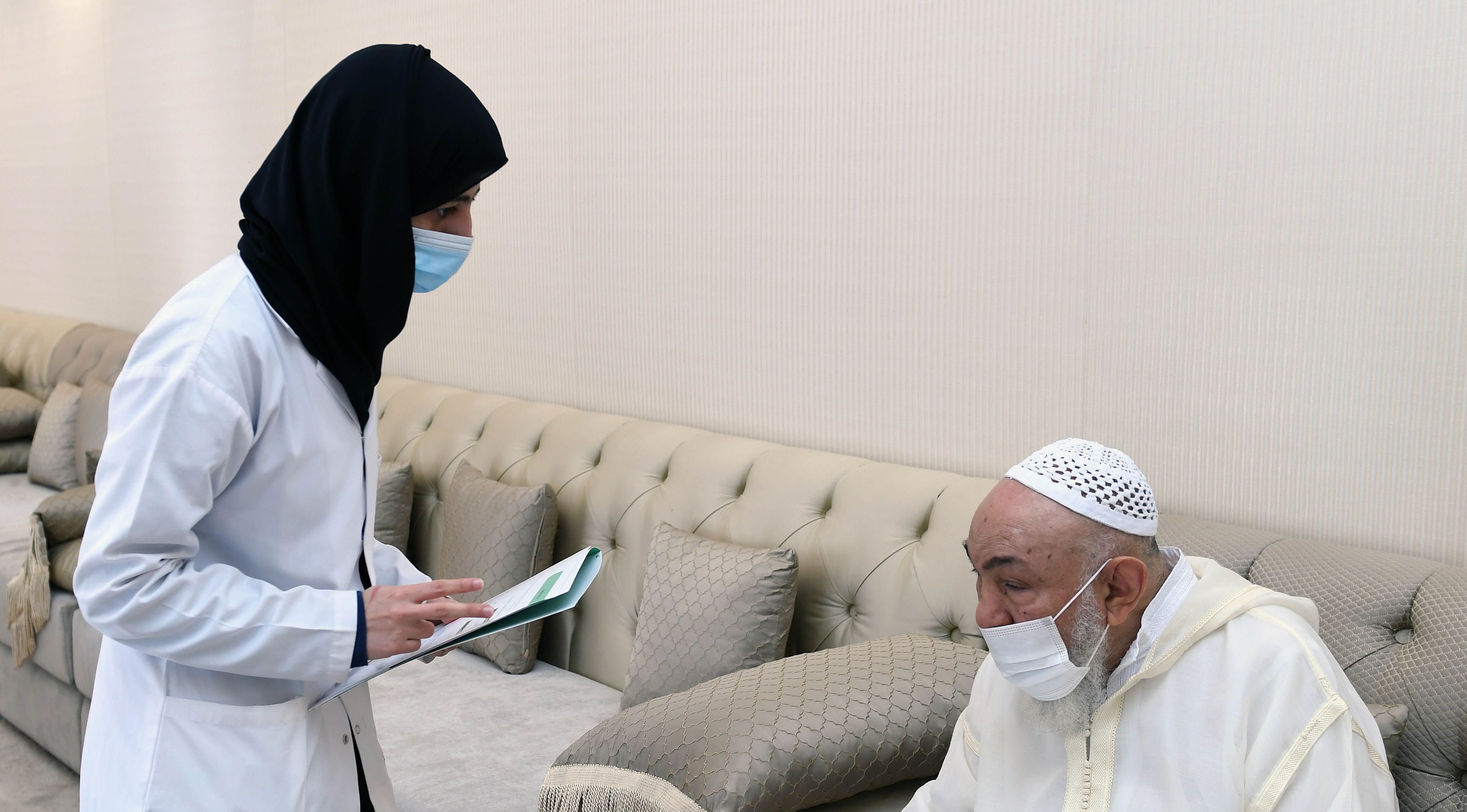 بعد الإفتاء بجواز أخذ اللقاح، رئيس مجلس الإمارات للإفتاء الشرعي يتلقى الجرعة الأولى من لقاح كورونا