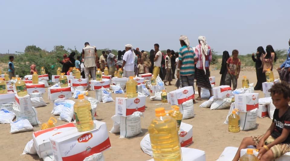 الهلال الأحمر الإماراتي يوزع 25 طن من الإمدادات الغذائية الطبية للأسر بمخيم العليلي في اليمن
