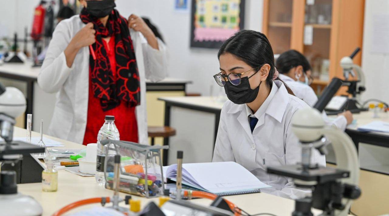 مدارس رأس الخيمة تقدم اختبارات مسحة الأنف للكشف عن فيروس كورونا مجانًا للطلاب