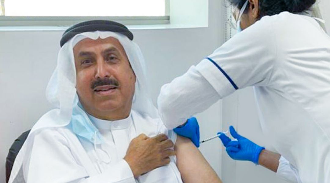 رئيس المجلس الوطني الاتحادي بالإمارات يتلقى الجرعة الأولى من اللقاح