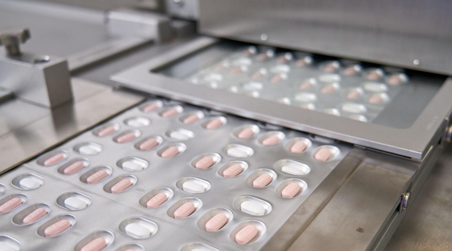 أكثر من 30 شركة تبدأ في صنع نسخة رخيصة من أقراص فايزر المضادة لكوفيد-19