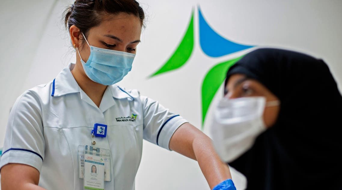 الإمارات العربية المتحدة تحقق تعافيًا سريعًا من فيروس كورونا من خلال دعم الجمهور بالتطعيم والاختبارات