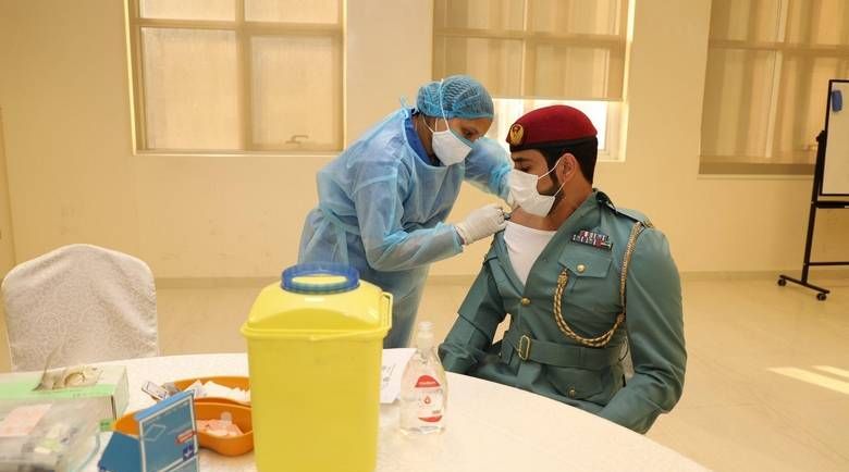 موظفو الدفاع المدني في عجمان يتلقون الجرعة الثانية من اللقاح