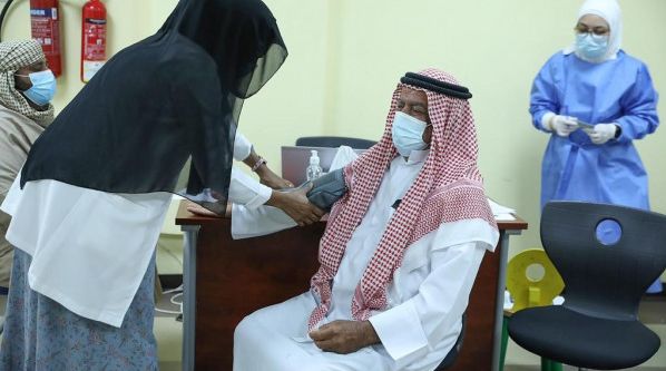 حملة تطعيم كبار السن تواصل نجاحها في جميع أنحاء الإمارات العربية المتحدة