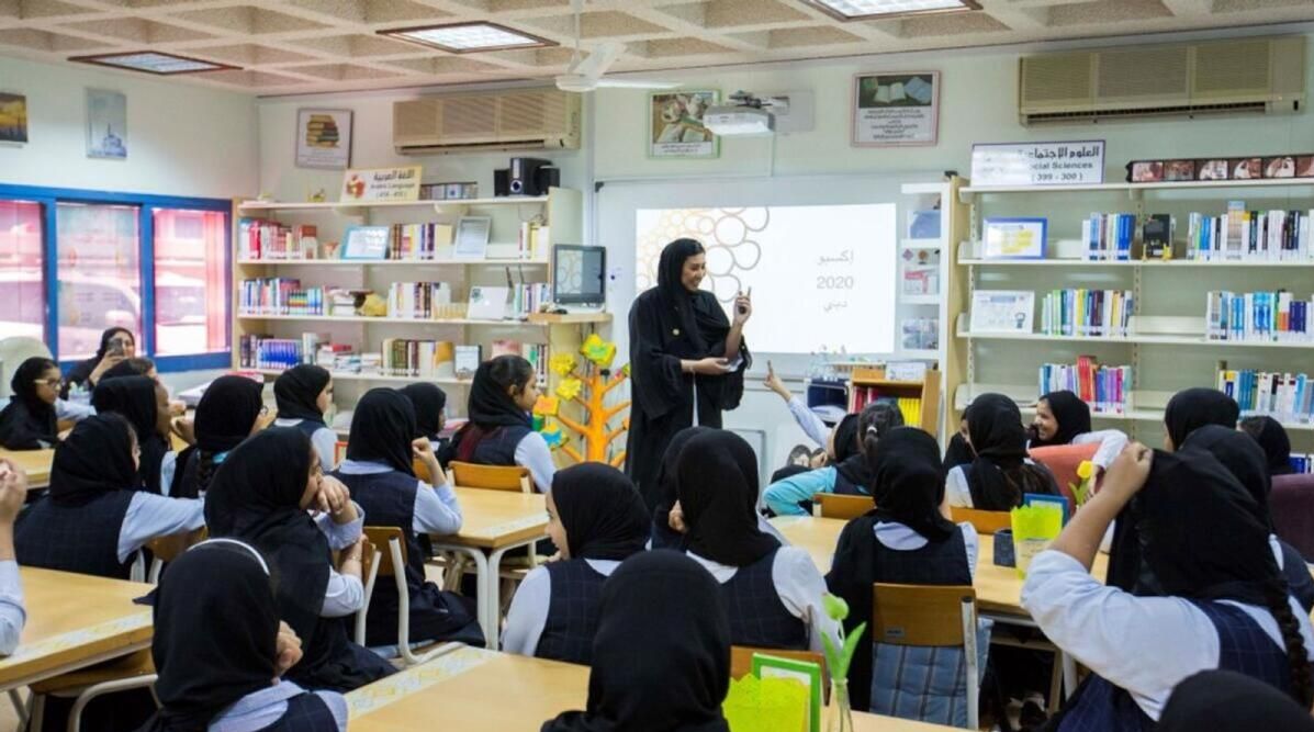 العودة الكاملة إلى  المدارس والجامعات في الإمارات العربية المتحدة  اعتبارًا من يناير 2022
