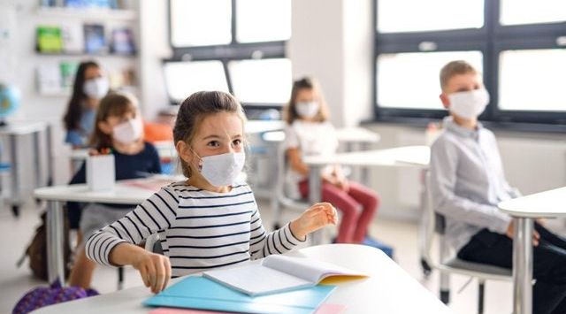 متحدہ عرب امارات: کلاس رومز میں اساتذہ کے لیے ماسک پہننا لازمی قرار