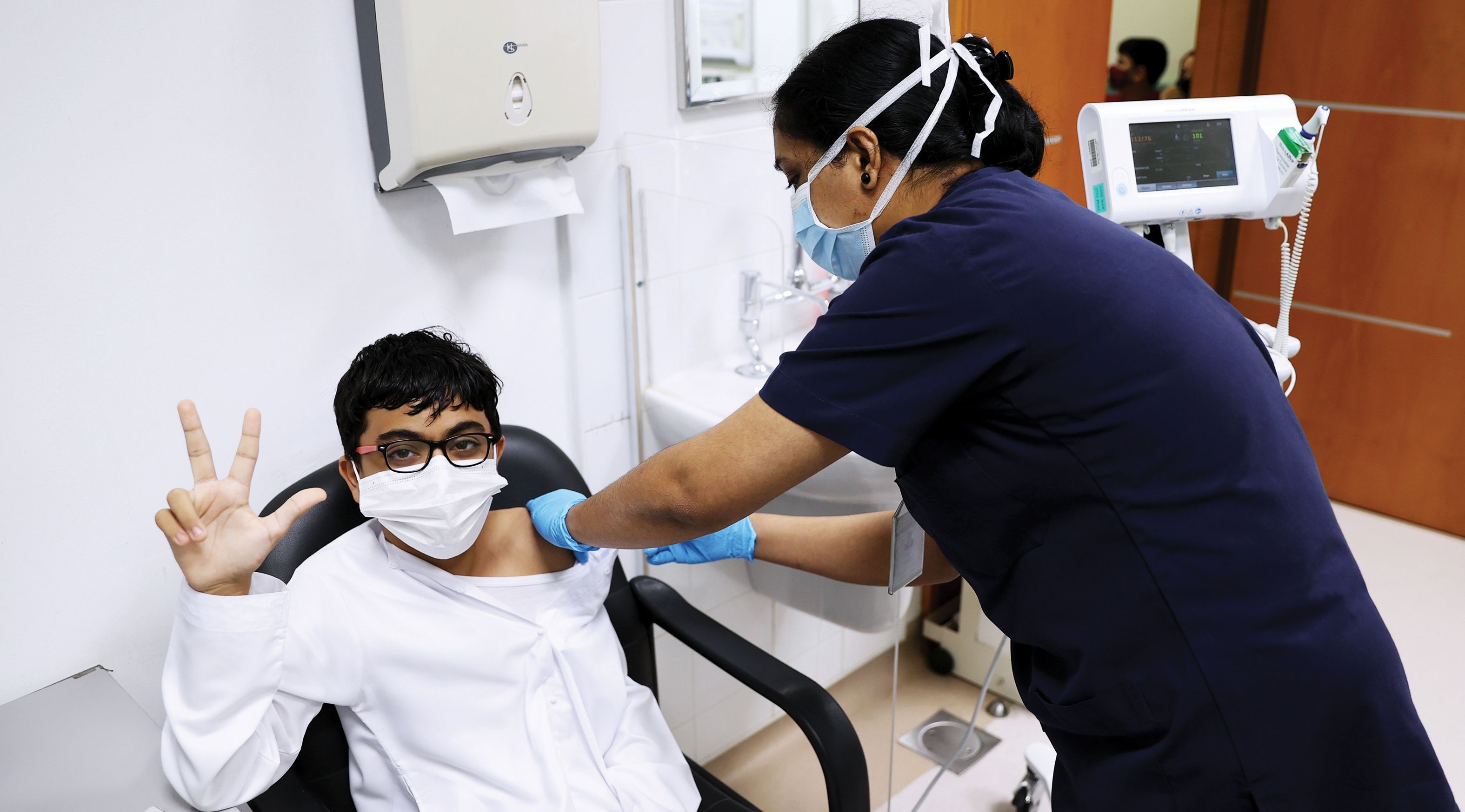 سلطات دبي تمنع اصطحاب الأطفال الذين لم يتم تطعيمهم ضد فيروس كورونا في التجمعات