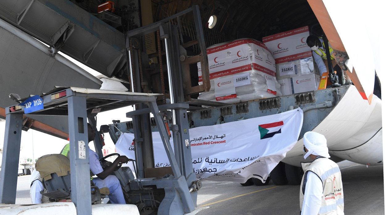 الإمارات تسيّر طائرة مساعدات ثالثة إلى الخرطوم لإغاثة المتضررين من الفيضانات