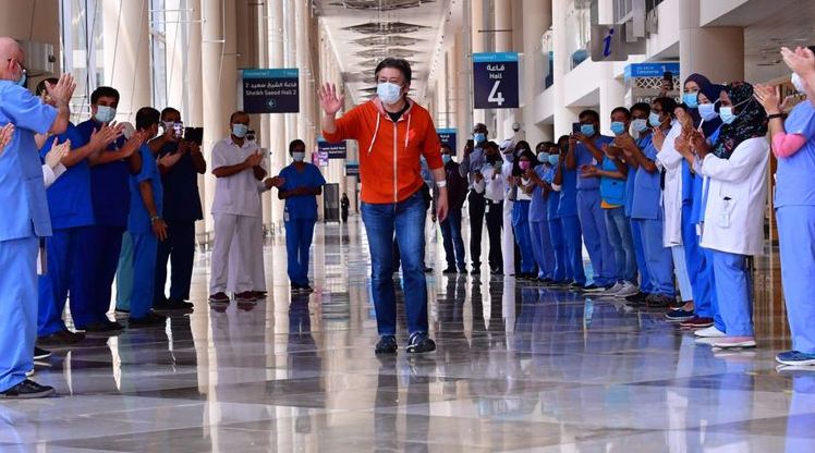 احتفال مستشفى دبي الميداني بمغادرة آخر متعافي من فيروس كورونا المستجد