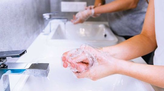 'کوویڈ19: بار بار ہاتھ دھونے کی وجہ سے ہاتھ خشک ہیں؟ موہاپ نے آسان حل بتا دیا