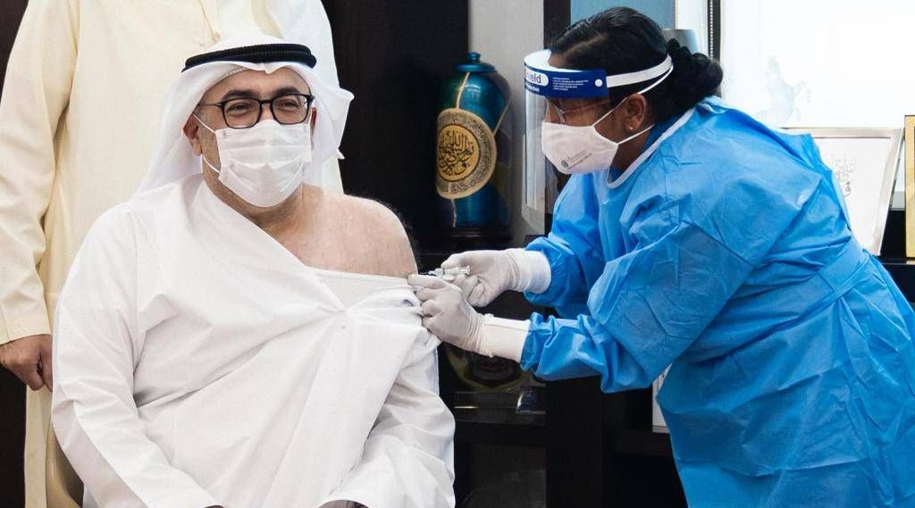 وزير الصحة الإماراتي يتلقى أول جرعة من لقاح "كوفيد-19"
