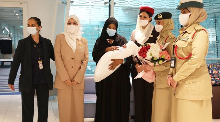 شرطة دبي تساعد إحدى المسافرات في المطار على الولادة