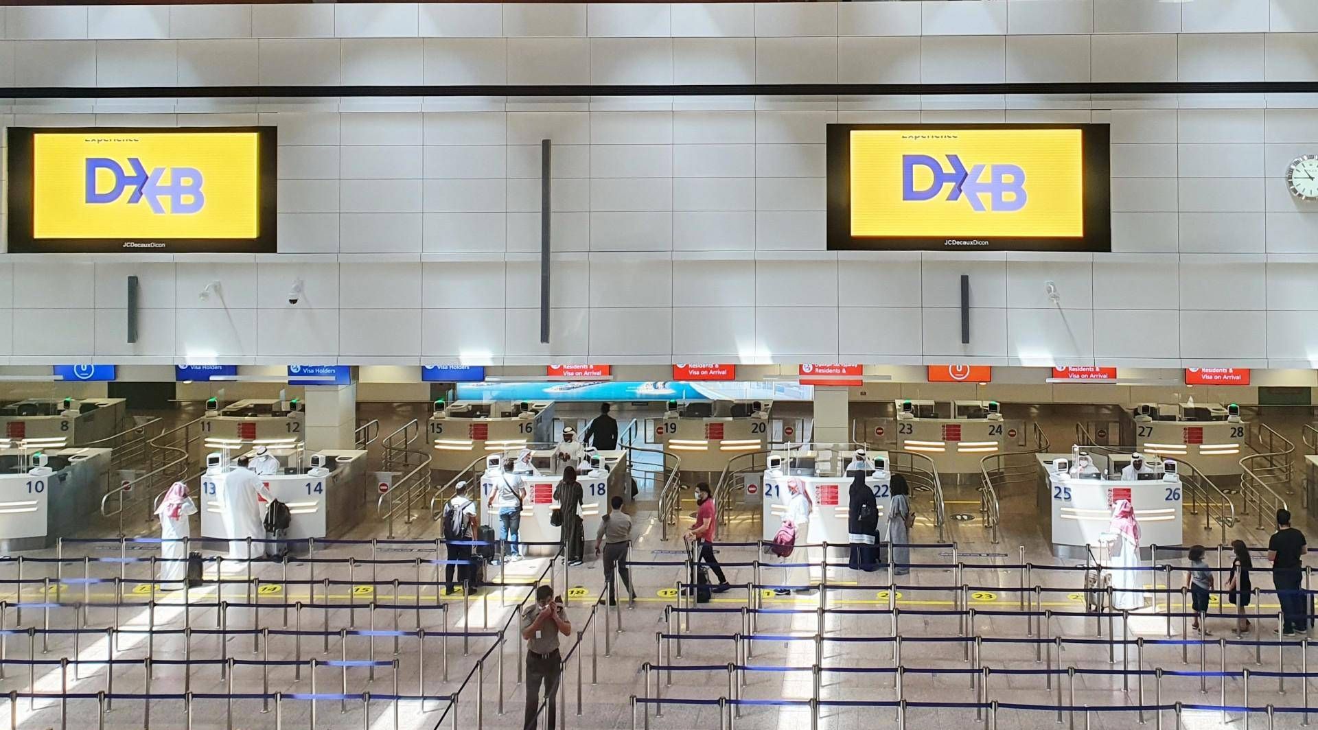 السلطات تحث المسافرين من الإمارات على الالتزام بقواعد السلامة ضد كورونا حتى لو تم تخفيفها في الخارج