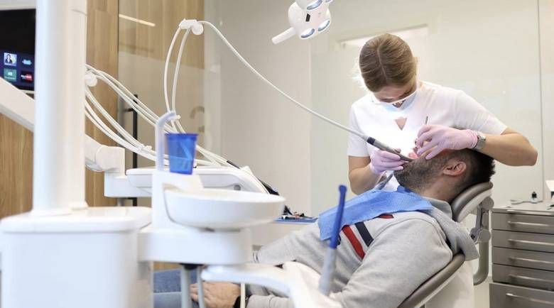 متحدہ عرب امارات میں دانتوں کی سرجری اور کاسمیٹک خدمات  کو ملتوی کرنے کا سرکلر جاری