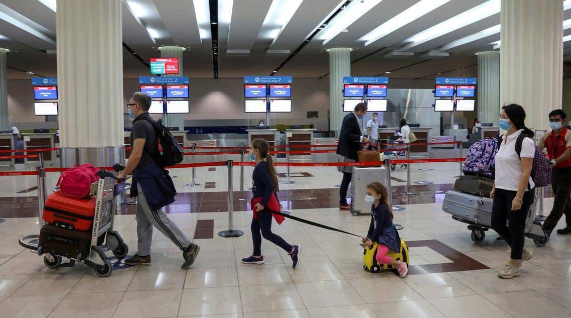 الإمارات تخفف قواعد السفر لتسهيل عودة المقيمين من خارج البلاد