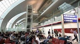 تحديث السفر المتعلّق بكوفيد 19 : تصدر طيران الإمارات إرشادات بشأن إلغاء التذاكر وتعليق مسار الرحلات