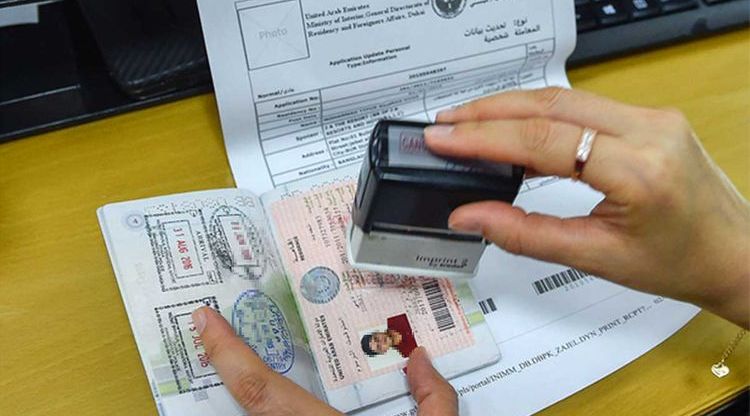 الإمارات تمدد صلاحية تأشيرات السائحين لمدة شهر دون أي رسوم حكومية