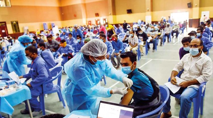الإماراتيون في عجمان يستجيبون لدعوة التطعيم لتعزيز مكافحة فيروس كورونا