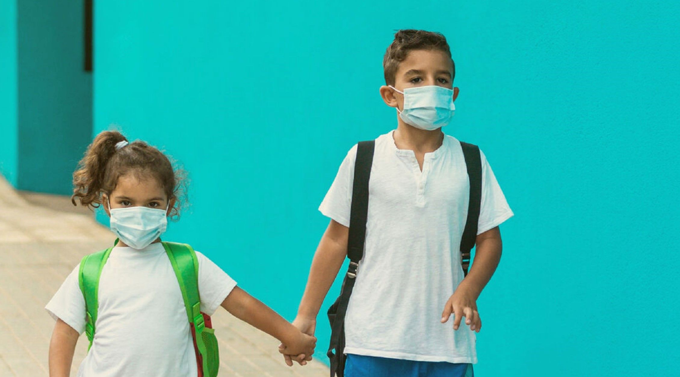أبوظبي تطلق مبادرة "المدارس الزرقاء" استنادًا إلى معدلات التطعيم ضد فيروس كورونا داخل المدارس