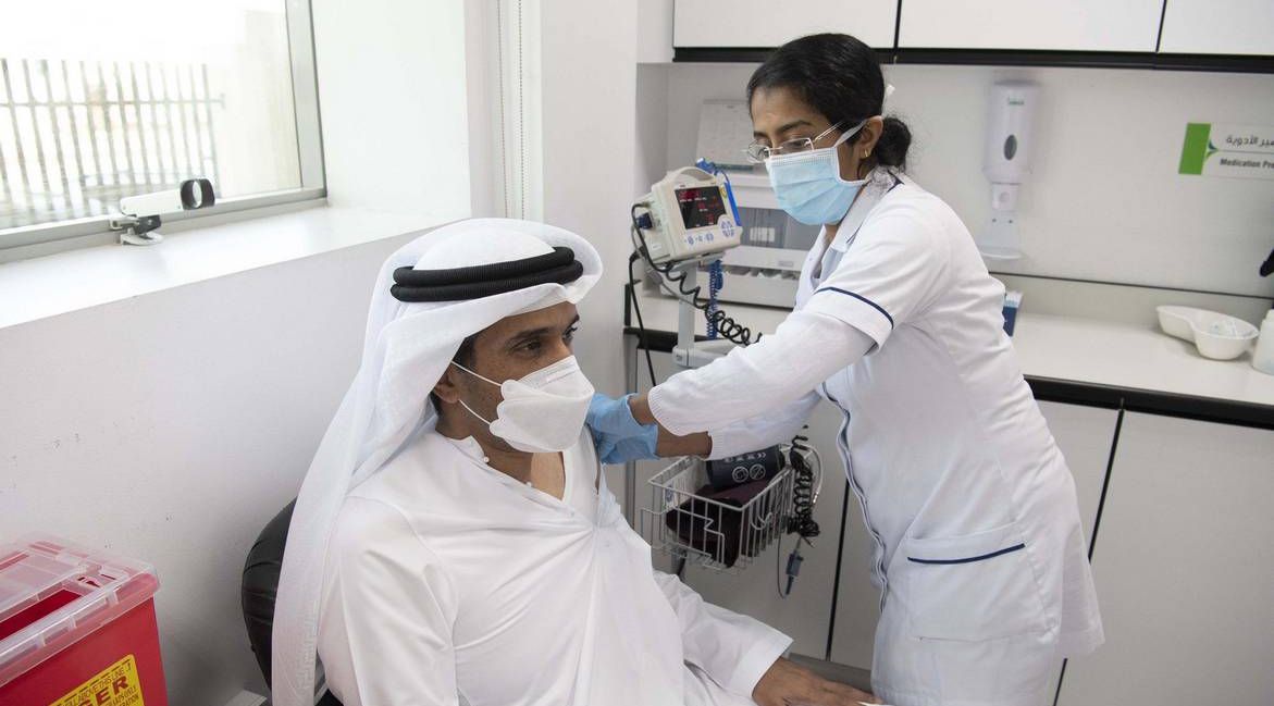 كبار المسؤولين في الإمارات يتلقوا التطعيم ضد فيروس كورونا