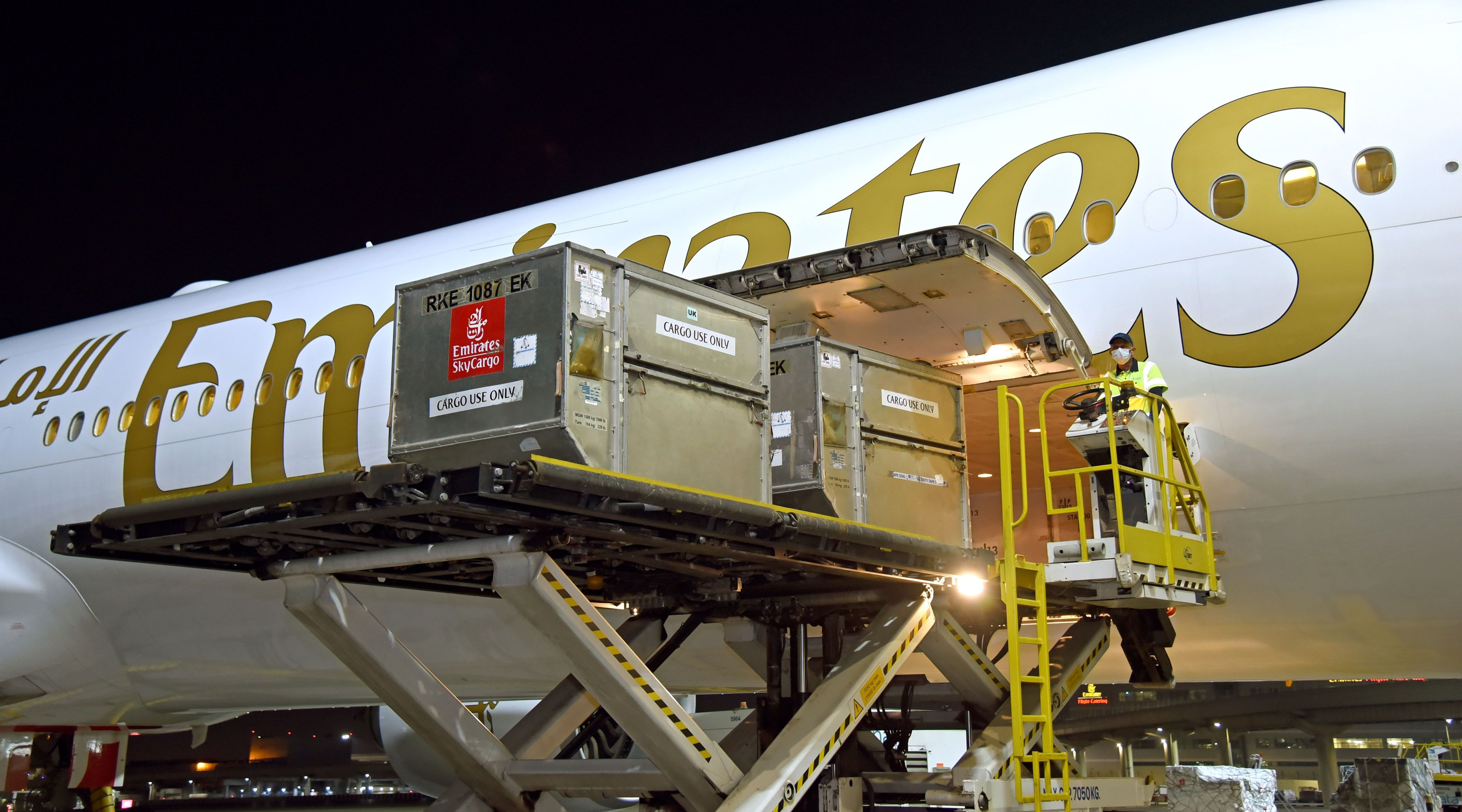 "الإمارات للشحن الجوي تحقق إنجازًا جديدًا وتنقل أول شحنة من لقاح ""فايزر- بيونتيك"" إلى مطار دبي "