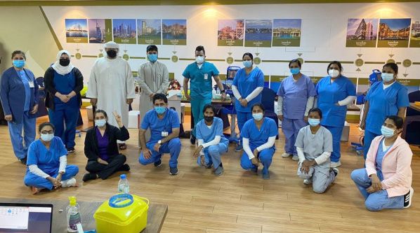 دبي للسياحة تطلق حملة تطعيم شاملة لموظفي 20 فندقاً في نخلة جميرا