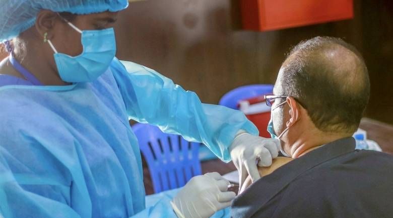 الأطباء ينصحون بعدم الازدحام خارج المراكز الطبية التي تجري فيها حملات التطعيم ضد فيروس كورونا