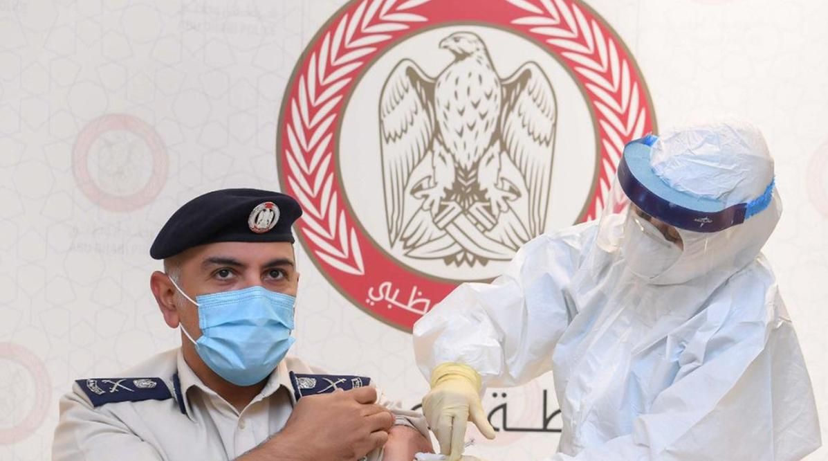 قائد شرطة أبوظبي يتلقى لقاح كوفيد-19