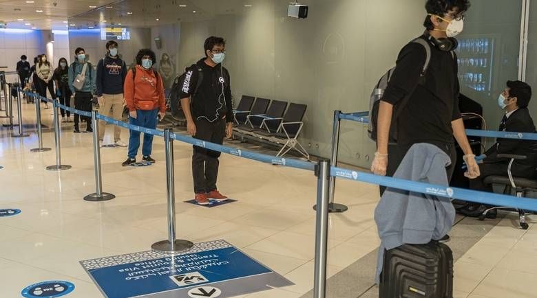 إلزام العائدين إلى الدولة عبر مطار أبوظبي بالحجر المنزلي وارتداء أساور طبية
