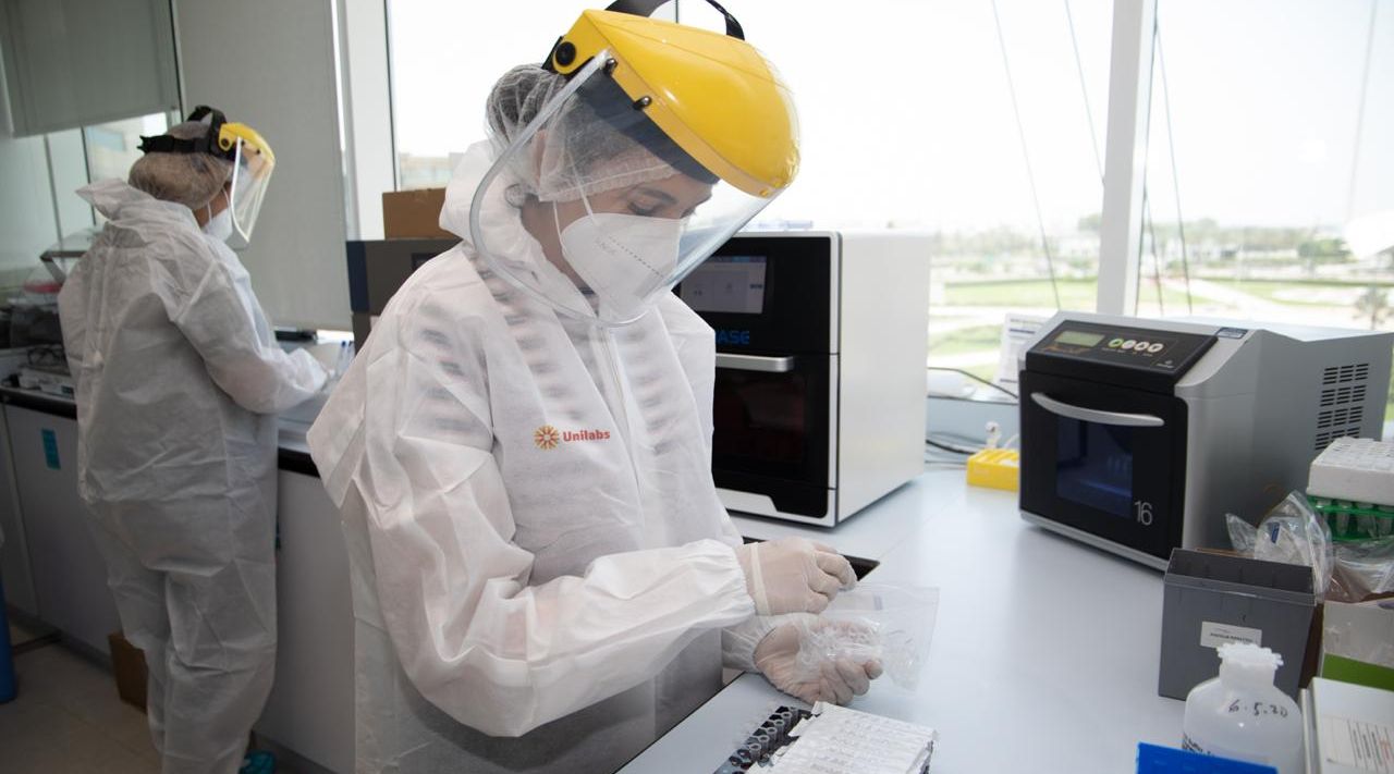 مُنحت شبكة يونيلابس السويسرية التي تعمل في مجال المختبرات التشخيصية في دبي وأبوظبي شهادة ISO 15189 في اختبار فيروس كوفيد-19 بتقنية PCR من قِبل مركز الإمارات العالمي للاعتماد. وتُعد تلك الشهادة إحدى أكثر شهادات الاعتماد أهمية في مجال المختبرات التشخيصية والطبية. وبذلك أصبحت شبكة "يونيلابس" أولى الهيئات الصحية التي تحظى بمثل هذا الاعتماد الدولي على مستوى الدولة، وذلك لما تبذله الدولة من مجهودات فيما يتعلق بمواجهة جائحة فيروس كورونا المستجد."  والجدير ذكره أن شبكة يونيلابس السويسرية قد حظت بذلك الاعتماد نظراً لحرصها الشديد على مواكبة جميع المعايير الدولية المطلوبة فيما يتعلق بجودة المختبرات واتباع جميع المعايير والبروتوكولات وإجراء كافة التقييمات المطلوبة، الأمر الذي يؤكد على مدى كفاءتها وجودتها الفعلية وتطور مختبراتها التشخيصية التي ساهمت إلى حد كبير في دعم جهود الدولة في الحد من انتشار عدوى الفيروس وتعزيز جميع الإمكانيات لرفع معدلات الإنتاج لدى مختبرات الدولة طبقاً للمعايير الدولية ذات المستوى الرفيع."  وقد أعربت المديرة التنفيذية لمركز الإمارات العالمي للاعتماد السيدة أمينة محمد أحمد عن اعجابها وامتنانها الشديد لجميع العاملين في شبكة يونيلابس السويسرية من الكوادر الطبية والإدارية المتميزة، مشيرة إلى أن حصول مختبرات الشبكة على شهادة ISO 15189 واعتماد فحوصات فيروس كورونا يساهم في رفع مكانة دولة الإمارات أكثر فاكثر، ووضعها في موضع متميز في شتى القطاعات والمجالات لا سيما القطاع الطبي ومجال الخدمات الصحية. إذ أن نتائج فحص فيروس كورونا أصبح موثوقاُ ومعترف به دولياً وعالمياً خاصةً أن مركز الإمارات العالمي للاعتماد الذي منح تلك الشهادة هو في الأساس حاصل على شهادات واعترافات دولية من منظمة ILAC الدولية التي تقدم شهاداتها في مجال المختبرات التشخيصية.  وقد صرحت المديرة الطبية في شبكة "يونيلابس" الدكتورة جنان الزاهد قائلة: "إن حصولنا على الاعتماد لم يأتي بين عشية وضحاها، بل كان ذلك نتيجة جهود وإجراءات مكثفة والتزام صارم بكافة المعايير المتعلقة بجودة المختبرات واتباع جميع تدابير السلامة والوقاية واستيفاء جميع المتطلبات الخاصة بتدريب الموظفين والكوادر الطبية وإجراء التقييم المستمر لاختبار مدى كفاءة وتطور مهاراتهم، بالإضافة إلى التحقق من جودة وسلامة الأجهزة والمعدات اللازمة لإجراء الفحص والتحليلات والاختبارات المتعلقة بفيروس كورونا وغيرها، مما يساعد على ظهور نتائج موثوقة ودقيقة إلى أقصى درجة ممكنة. هذا بالإضافة إلى اتباع جميع التعليمات والالتزام بكافة إجراءات السلامة فيما يتعلق بزيارات المرضى عن طريق تطبيق الوسائل التكنولوجية المتطورة حرصاً منا على سلامة الجميع وعلى تقديم أفضل الخدمات الطبية والرعاية الصحية وفقاً لأعلى المعايير العالمية."  كما أكدت أيضاً مديرة الجودة في شبكة "يونيلابس" السويسرية الدكتورة هبة خنافر على أن حصول شبكة المختبرات على مثل هذا الاعتماد يعكس مدى جودة وكفاءة وموثوقية نتائج تحليل فيروس كورونا ومدى جودة المختبرات على أرض الواقع، الأمر الذي يرفع من ثقة المرضى في دقة النتائج والخدمات المقدمة لهم ويزيد من اطمئنانهم حول نتائج الإصابة بالفيروس.