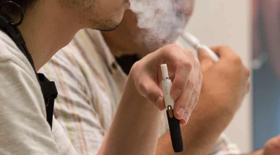 الإمارات العربية المتحدة: أظهرت الدراسات أنّ أكثر من 50٪ من الرجال لا يقلعون عن عادة التدخين رغم أضرارها