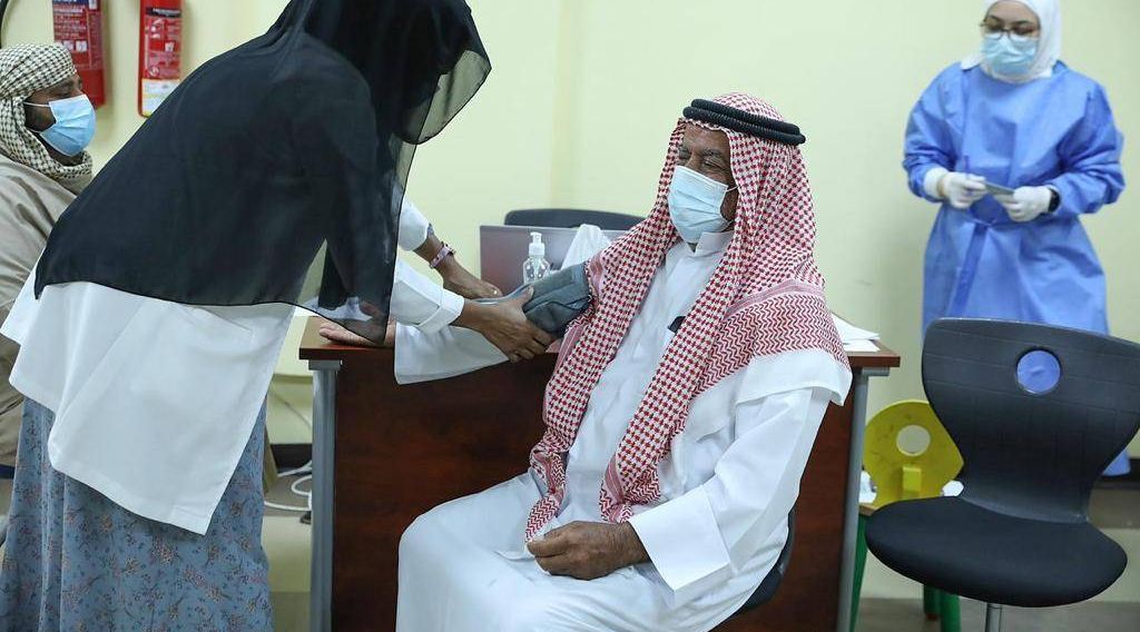 انخفاض حالات الإصابة بفيروس كورونا في الإمارات العربية المتحدة بنسبة 22% مع ارتفاع حملة التطعيم